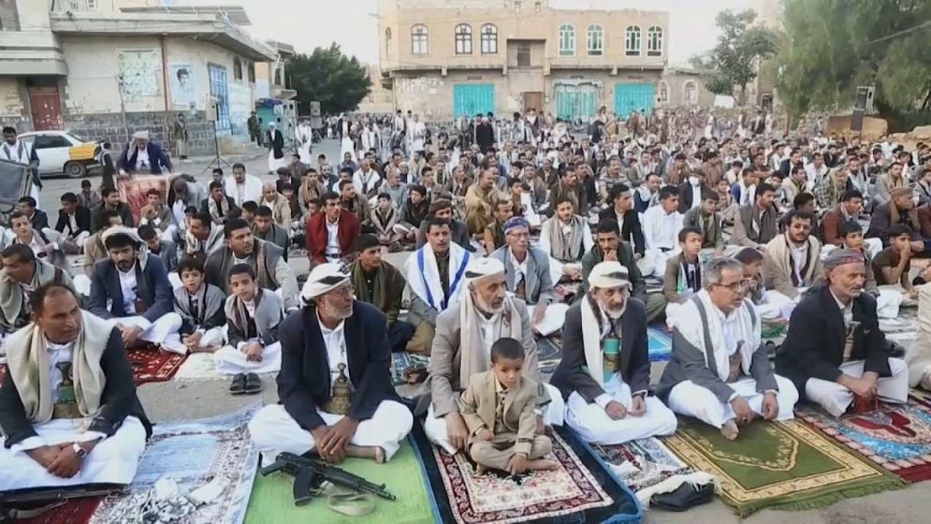 شاهد: في أجواء يملؤها التضرع والخشوع.. اليمنيون يؤدون صلاة عيد الأضحى في صنعاء