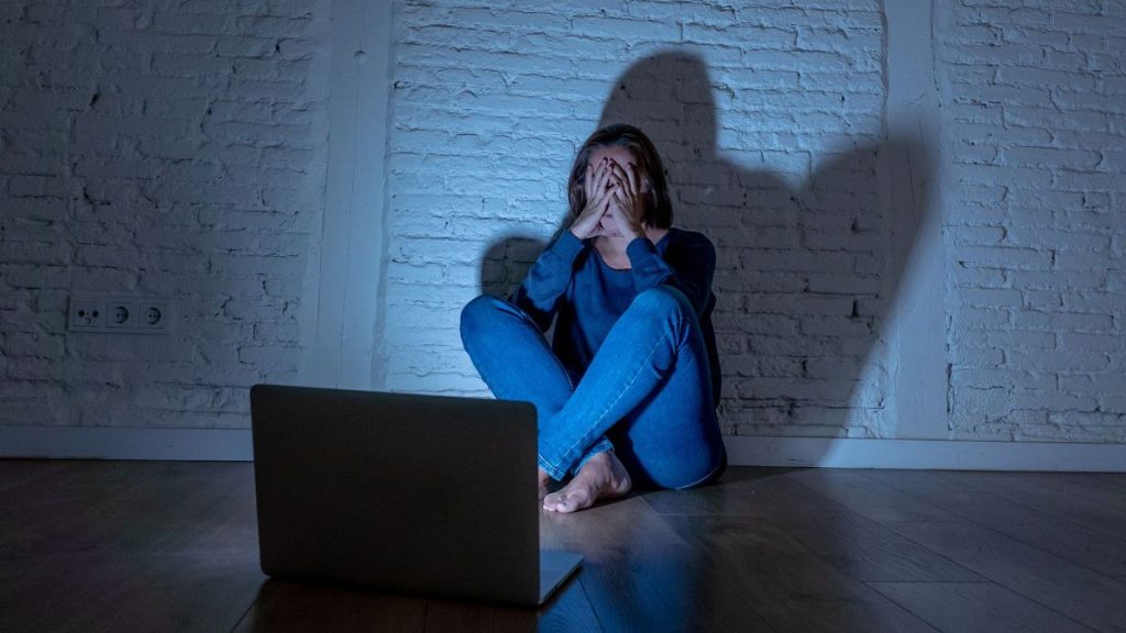 شبح يهدد كل منزل.. واحد من كل سبعة بالغين مهدد بـ “الابتزاز الجنسي”