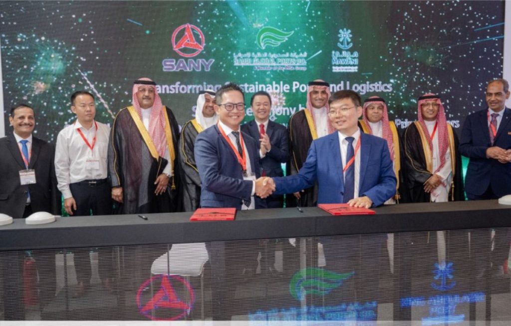 السعودية تتعاون مع الصين لتوريد 80 شاحنة كهربائية لتعزيز قدرات ميناء الدمام