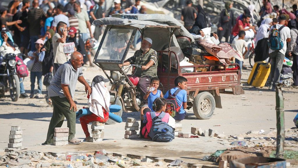 حرب غزة: إسرائيل تعلن مقتل ضابط وجندي وترتكب 5 مجازر في القطاع وتستهدف سيارة في جنين