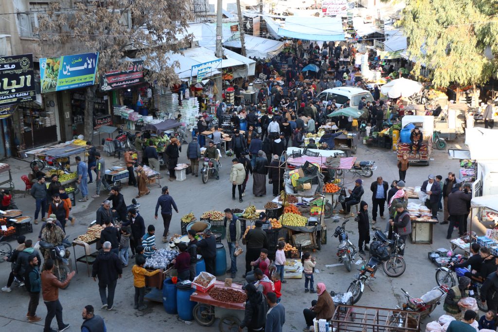ترحيل اللاجئين من تركيا يفاقم أزمة السكن بالشمال السوري