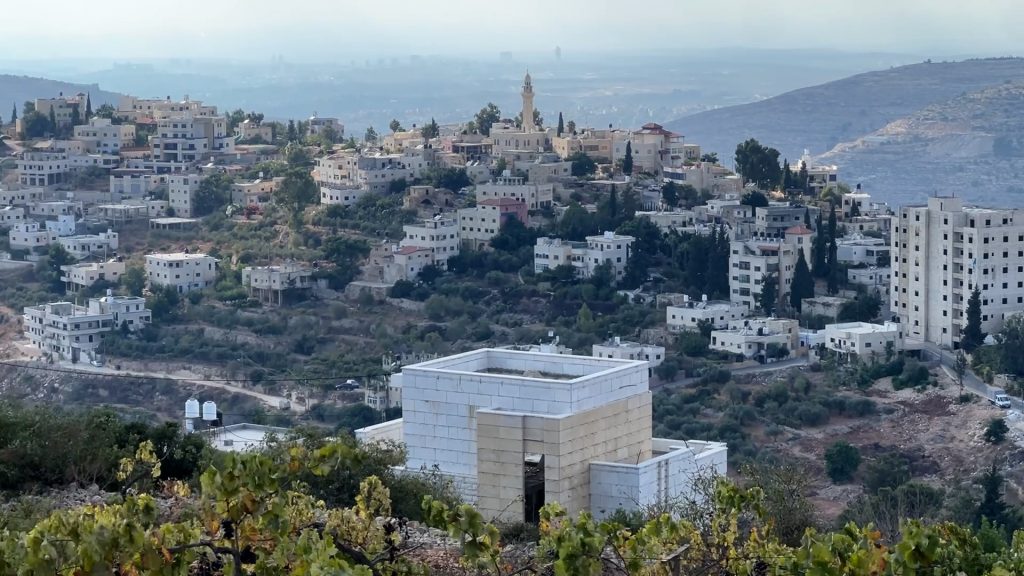 بيت دُقو.. “بلد الصوفي” المعزولة عن القدس