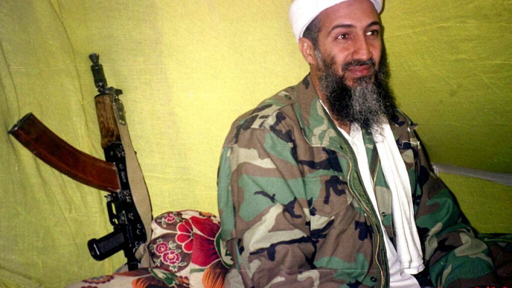بعد سنوات من الإقامة في فرنسا.. باريس تمنع نجل بن لادن من دخول أراضيها بسبب “تمجيد الإرهاب”