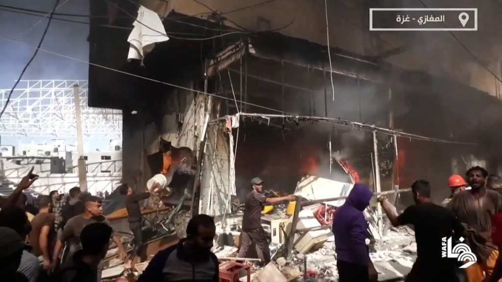 فيديو. غارة جوية إسرائيلية تستهدف نادي خدمات المغازي بغزة وتسفر عن سقوط قتلى وجرحى بين المدنيين