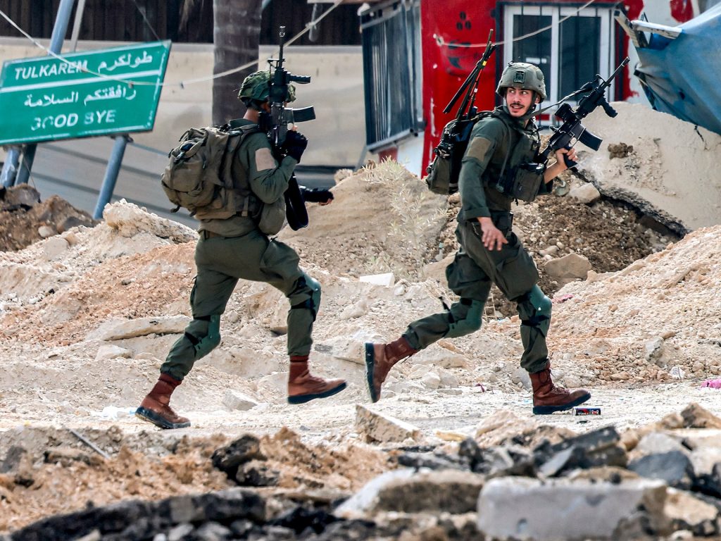 غارديان: فلسطينيون يتحدثون عن استخدامهم دروعا بشرية من قبل الاحتلال