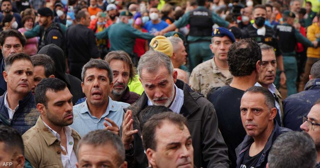فيديو.. استقبال بـ”الطين” لملك إسبانيا في بلدة منكوبة