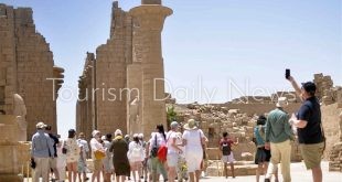 إقبال كبير من السياح الأجانب والزوار المصريين على زيارة معبد الكرنك بالأقصر