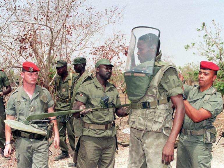 Soldiers train 21 February in Dakar as the largest joint military exercises yet seen aimed at boosting Africa's peacekeeping capability got underway in the west African country of Senegal. The manouevers, codenamed Guidimakha 98 and organised primarly by France, are due to run until 01 March. (Photo by SEYLLOU DIALLO / AFP)