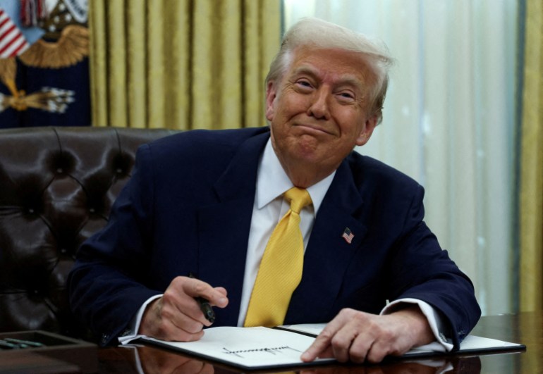 FILE PHOTO: FILE PHOTO: U.S. President Donald Trump signs an executive order in the Oval Office of the White House in Washington, D.C., U.S., March 7, 2025. REUTERS/Evelyn Hockstein/File Photo/File Photo