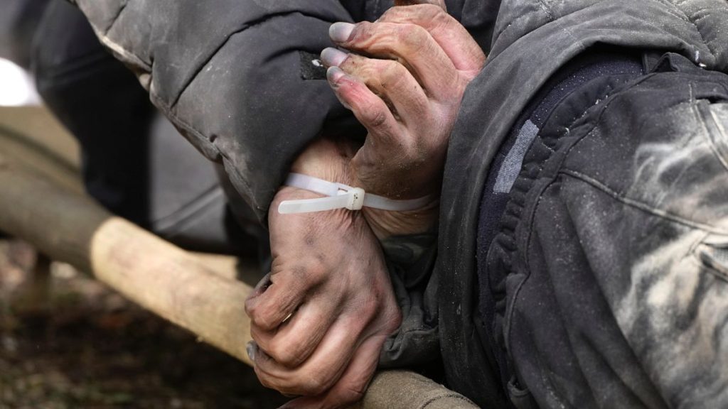 آثار خنق وتعذيب وأعضاء مفقودة.. تحقيق يكشف ما حلّ بصحفية أوكرانية بعد أسرها في روسيا