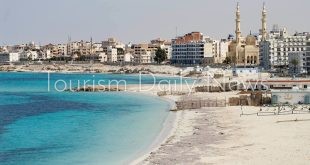 أكدت فعاليات بيئية وسياحية في محافظة عجلون، ضرورة تكثيف حملات النظافة في المواقع السياحية والأثرية وأماكن التنزه، وأهمية التشاركية بين الجهات الرسمية والمجتمع المحلي للحفاظ على جمال الطبيعة وبيئة المحافظة. وأشار رئيس لجنة السياحة والآثار النيابية، عضو الهيئة الاستشارية والتوجيهية لجمعية البيئة النائب وصفي حداد، إلى أهمية تعزيز التعاون بين جميع الجهات المعنية من مؤسسات رسمية وأهلية ومدارس ومراكز شبابية من أجل حماية المواقع الطبيعية في المحافظة في ظل الحركة السياحية النشطة التي تشهدها عجلون. وأضاف، أن اللجنة تعطي تركيزا للقطاع السياحي في المحافظة من خلال تنفيذ الجولات والزيارات الميدانية للاطلاع على واقع المشاريع والمواقع السياحية والأثرية ومتطلباتها واحتياجاتها. وبينت نائب رئيس جمعية نسمة شوق السياحية المهندسة ابتهال الصمادي ضرورة توفير بنية تحتية خدمية في أماكن التنزه، كالحاويات والمرافق البيئية لتشجيع الزوار على الالتزام بعدم ترك مخلفاتهم بما يسهم في الحفاظ على جمالية هذه المواقع. بدوره، قال الناشط التطوعي عبد الرحمن الصمادي، إن تراكم النفايات في الغابات والأماكن الطبيعية خصوصا خلال العطل الرسمية، يشوه المنظر العام ويتسبب بأضرار بيئية، داعيا إلى إطلاق حملات توعية ومبادرات تطوعية دائمة في هذا السياق. وأكد رئيس فرع الإدارة الملكية لحماية البيئة والسياحة في عجلون الرائد مراد النمراوي، أن الإدارة تنفذ جولات رقابية وتوعوية بشكل مستمر بالتعاون مع الجهات ذات العلاقة بهدف الحد من الممارسات السلبية في المناطق السياحية، داعيًا الزوار إلى تحمل مسؤولياتهم تجاه الطبيعة. وشدد رئيس مجلس الخدمات المشتركة في المحافظة وليد درادكة على أهمية تضافر جهود جميع المؤسسات والمجتمع المحلي والجمعيات البيئية من أجل إدامة نظافة المواقع السياحية التي يقصدها الزوار من مختلف محافظات المملكة.