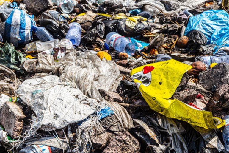 Gambela street in Kinshasa, where plastic waste have invaded people environment. Photo : Matadi