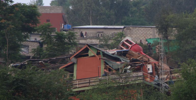 epa12079031 A view of the destruction of Bilal Mosque after missile strikes by India in Muzaffarabad, capital of Pakistani administered Kashmir, Pakistan, 07 May 2025. India said it conducted military strikes on nine sites in Pakistan in retaliation for a deadly militant attack on tourists in Kashmir. EPA-EFE/AMIRUDDIN MUGHAL