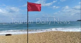 أمواج البحر وسرعة الرياح تجبر مصايف إسكندرية على رفع الرايات الحمراء