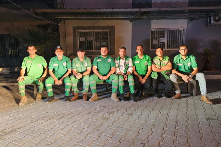 مسعفين أثناء تشييعهم مصدرها إعلام الخدمات الطبية