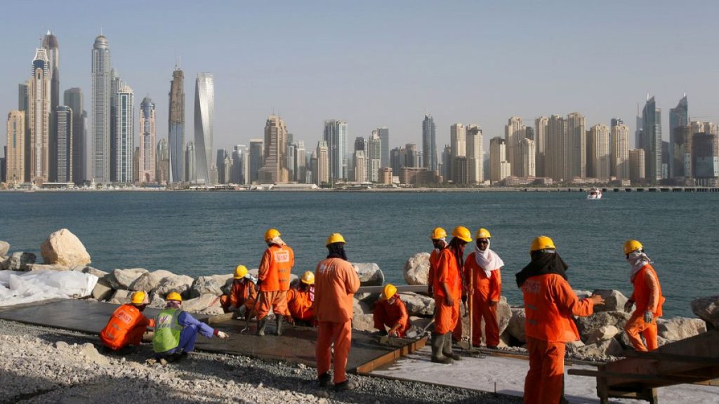 تقرير حقوقي: دول الخليج تُهمِل حماية العمال من الحر الشديد وتُعرّض حياتهم للخطر