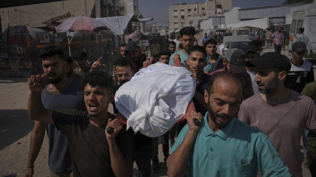 غزة.. تشييع 19 فلسطينياً قضوا في قصف إسرائيلي على خيام للنازحين بخان يونس