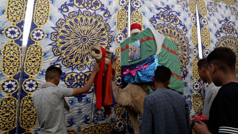 موكب "المولد النبوي" في مصر.. أجواء كرنفاليه وحضور شعبي شهدت إحدى قرى محافظة المنيا، وسط مصر، السبت، إحياء لذكرى مولد نبي الإسلام محمد صلى الله عليه وسلم، عبر موكب احتفائي بهذه الذكرى غلب عليه الطابع الكرنفالي والحضور الشعبي. بمشاركة المئات، تقدم موكب المولد النبوي السنوي، وسط إنشاد ديني وصوفي يملأ أرجاء الطرق وسط ترديد المشاركون لبعض الأغاني التراثية ومنها صلى الله على محمد صلى الله عليه وسلم وتعد ذكرى مولد النبوى من أهم المناسبات التي يحتفل بها المصريون سنويا، عبر ترديد الأهازيج الشعبية والمدائح الصوفية وسط أجواء كرنفالية وحضور شعبي معتاد.