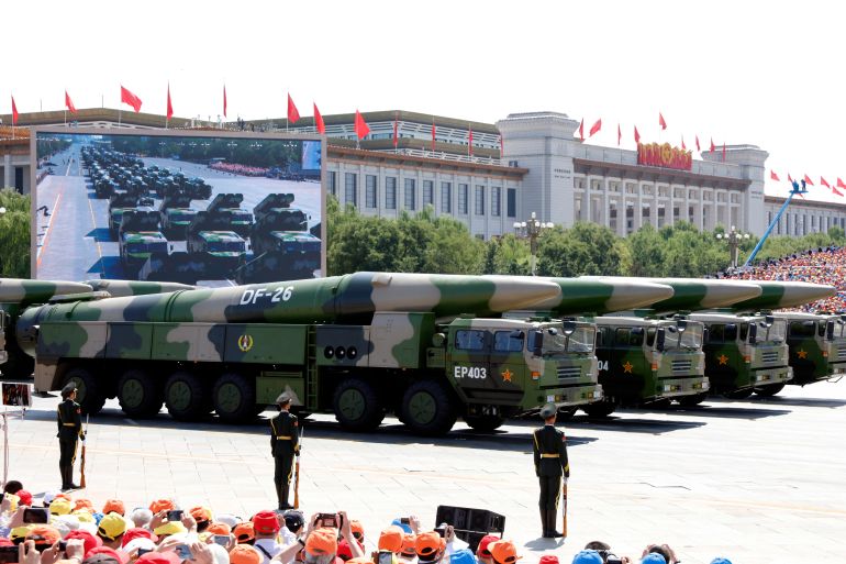 الصاروخ الصيني "دونغ فينغ -26" Military vehicles carry DF-26 medium-range ballistic missiles during a parade commemorating the 70th anniversary of Japan's surrender during World War II held in front of Tiananmen Gate in Beijing, Thursday, Sept. 3, 2015. The spectacle involved more than 12,000 troops, 500 pieces of military hardware and 200 aircraft of various types, representing what military officials say is the Chinese military's most cutting-edge technology. (AP Photo/Ng Han Guan)