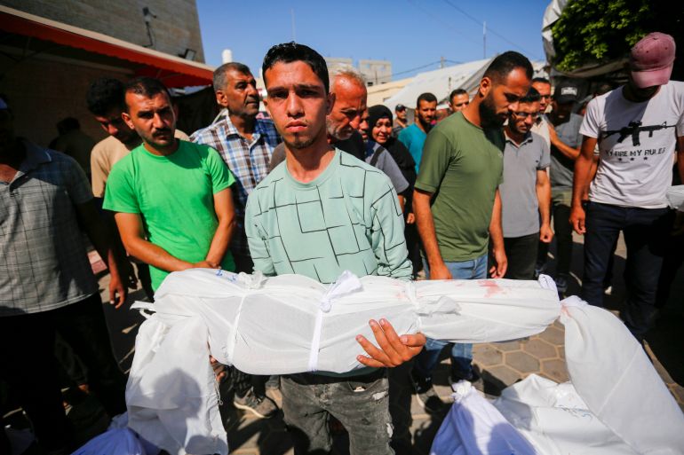 تواصل إسرائيل حربها الوحشية على قطاع غزة منذ 238 يوما، وأفادت مصادر طبية بمقتل أكثر من 10 فلسطينيين بينهم أطفال جراء قصف إسرائيلي استهدف منزلا لعائلة "الصوص" في مخيم البريج للاجئين وسط القطاع. تشييع أكثر من 10 في مستشفى شهداء الأقصى في دير البلح. ( Ashraf Amra - وكالة الأناضول )