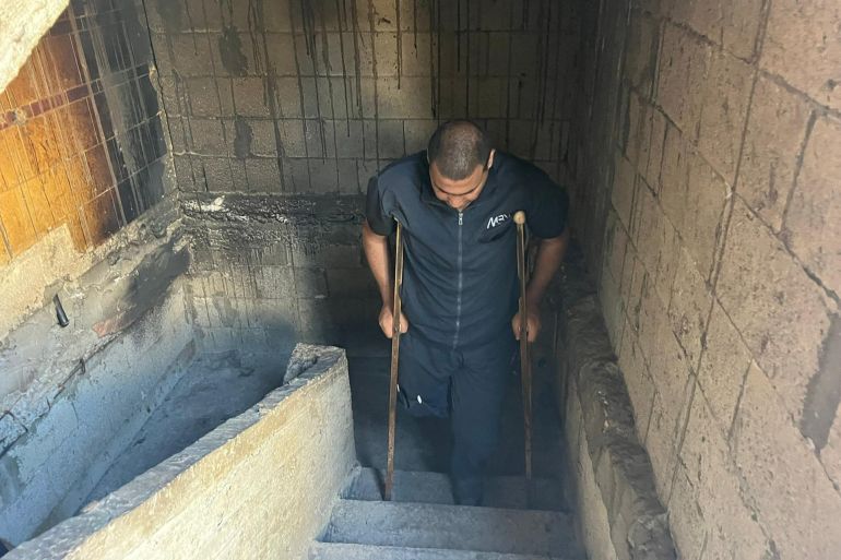 عز الدين ومعاناته أثناء صعود الدرج للوصول الي غرفته