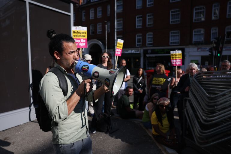 epa12289963 Protesters from 'Stand up to Racism' rally outside a hotel housing asylum seekers during a demonstration against the far-right near the Thistle Hotel in London, Britain, 08 August 2025. Far-right protests outside hotels housing migrants have been increasing across the UK in recent weeks, with counter-protests taking place. EPA/NEIL HALL
