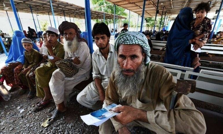 لاجئون أفغان التسجيل في مركز إعادة التوطين التابع للمفوضية السامية للأمم المتحدة لشؤون اللاجئين على مشارف بيشاور (مصدر الصورة وكالة الأنباء الفرنسية)