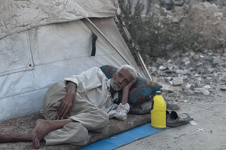 نازحون ينصبون خيامهم في مناطق غرب غزة بدلًا من جنوبها؛ بسبب التكلفة المادية العالية وقلة مافي اليد، ورفضهم ترك مدينة غزة المصدر: الجزيرة نت