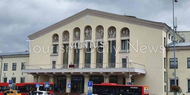 بعد رصد مناطيد مشبوهة.. ليتوانيا تغلق مطار فيلنيوس والحدود مع بيلاروسيا