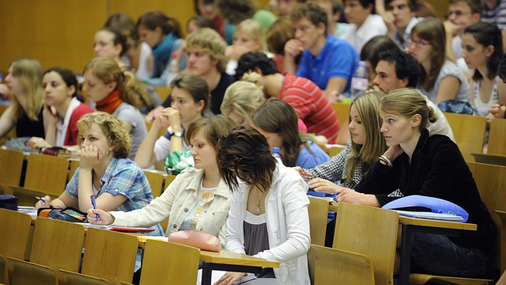 فرض رسوم إضافية على الطلاب الدوليين في بريطانيا: رئيس جامعة مانشستر يحذر من الأضرار