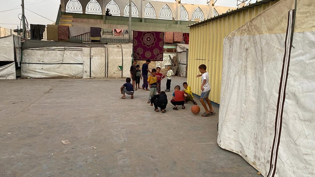 فيديو – بين الركام والخيام.. أطفال غزة يعودون إلى مدارسهم وسط معضلة النزوح الكبرى