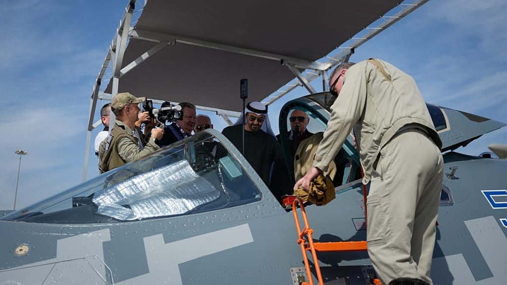 فيديو. معرض دبي للطيران: طائرات استعراضية تقدم عرضا جويا مع مشاركة روسيا