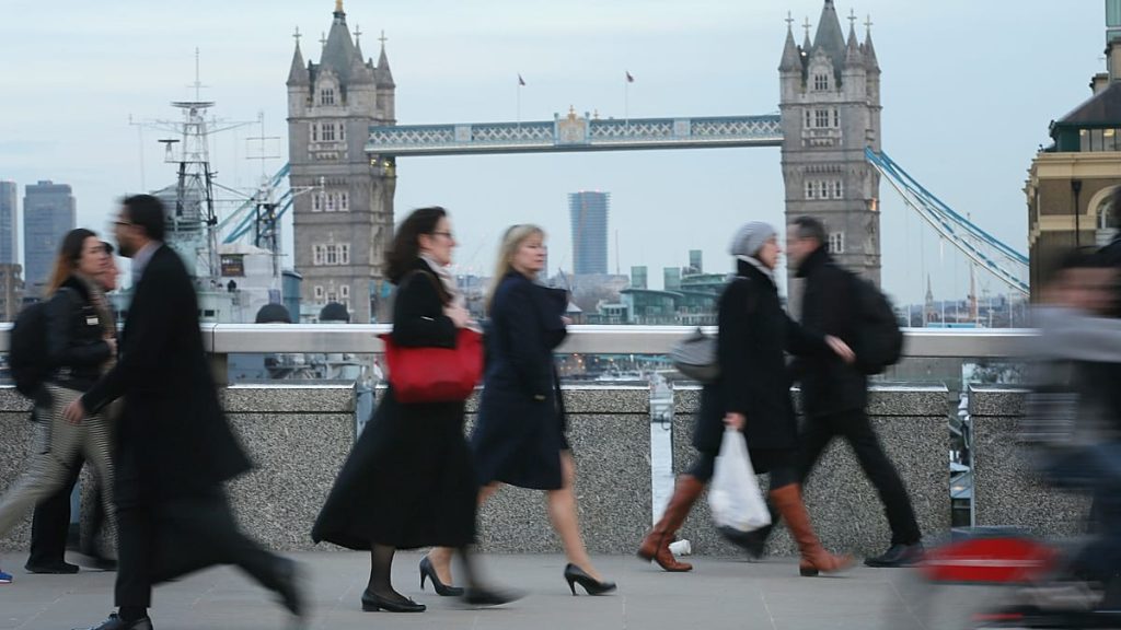 اللباس غير الرسمي معيار الشركات: مكاتب بريطانيا تعيد تعريف قواعد لباس العمل