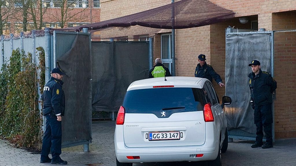 محاكمة شابين سويديين في الدنمارك بتهم تتعلق بـ”الإرهاب” على خلفية استهداف السفارة الإسرائيلية