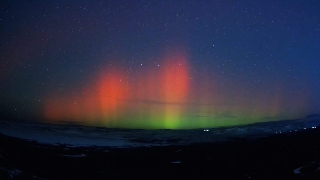 فيديو. أضواء الشفق القطبي النادرة تضيء السماء في شمال الصين