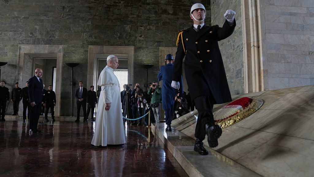 فيديو. البابا ليو الرابع عشر يزور ضريح أتاتورك في إطار أول زيارة خارجية له