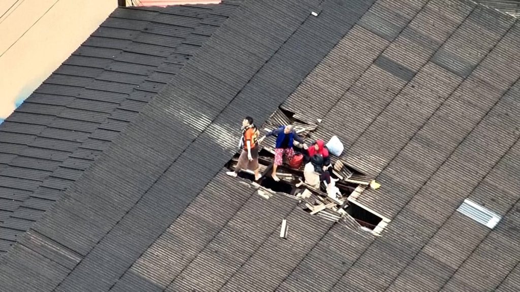 فيديو. إنقاذ أسرة من خمسة أفراد من فوق سطح منزلها وسط فيضانات شديدة في تايلاند