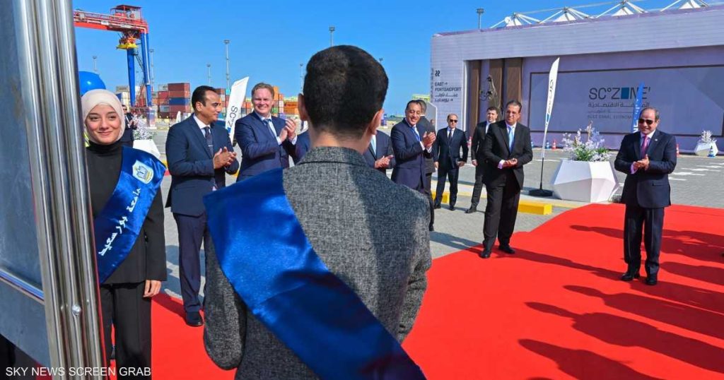 السيسي يفتتح محطات بحرية بالمنطقة الاقتصادية لقناة السويس