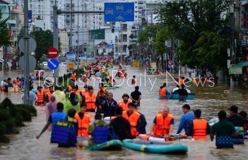 بين المياه والانتظار.. تفاصيل معاناة السياح في فيضانات تايلاند