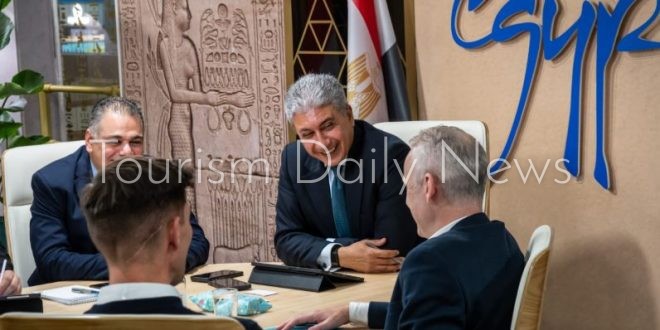وزير السياحة يجتمع في لندن مع مسئولي منصة TripAdvisor لترويج المقصد المصري