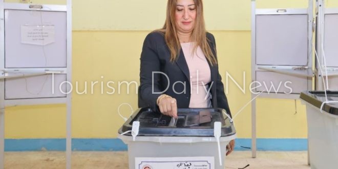 رئيس البريد تدلي بصوتها في انتخابات مجلس النواب 2025