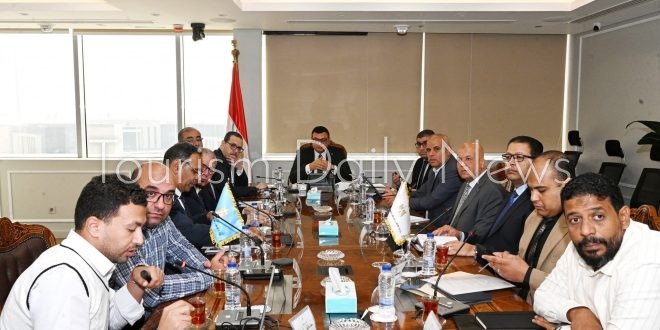 وزير الإسكان يتابع سير العمل بمشروعات الطرق والمرافق بحدائق أكتوبر