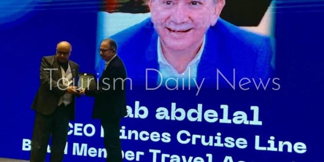 تكريم إيهاب عبد العال في مؤتمر «Hotel Tech» لدوره في تطوير خدمات الضيافة