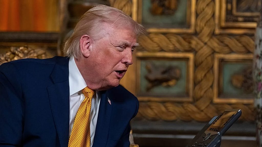 ترامب يؤجّج الجدل بملف جيفري إبستين ويدعو إلى “فضح” الديموقراطيين المتورطين في القضية