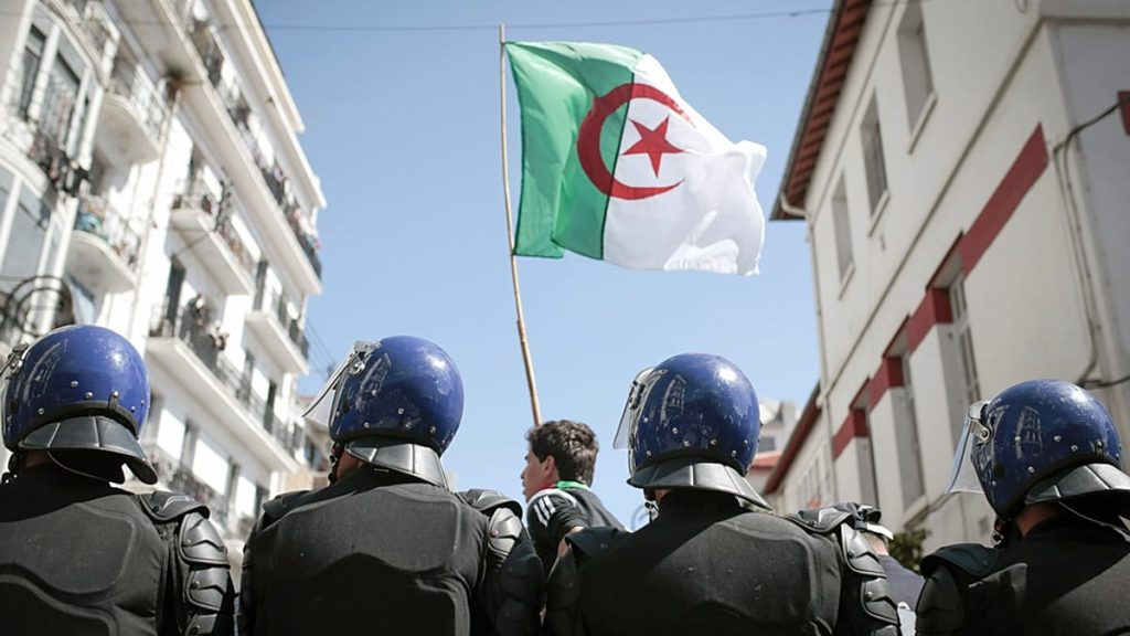 محامي الصحفي كريستوف غليز المحتجز في الجزائر يتطلع إلى “نتيجة إيجابية” للاستئناف