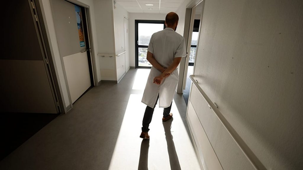 من اختصاصي تخدير إلى مجرم محترف.. السجن المؤبد لطبيب فرنسي قاتل