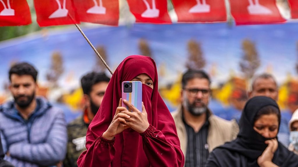 بين حظر أستراليا وواقع المنطقة المعقّد: كيف يستخدم الشباب العرب منصّات التواصل الاجتماعي؟