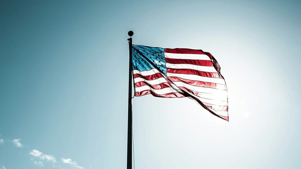 هل تخطط للسفر إلى أمريكا؟ قريبًا قد يُطلب منك الكشف عن حساباتك في مواقع التواصل