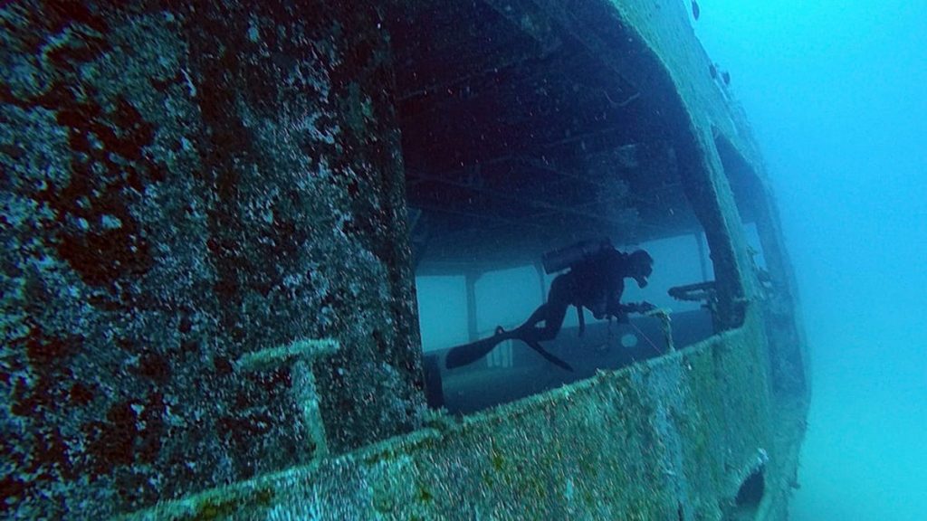 التكنولوجيا تخترق الصدأ.. العثور على إزميل نجّار يعود لـ 1500 عام داخل حطام سفينة بيزنطية قبالة حيفا