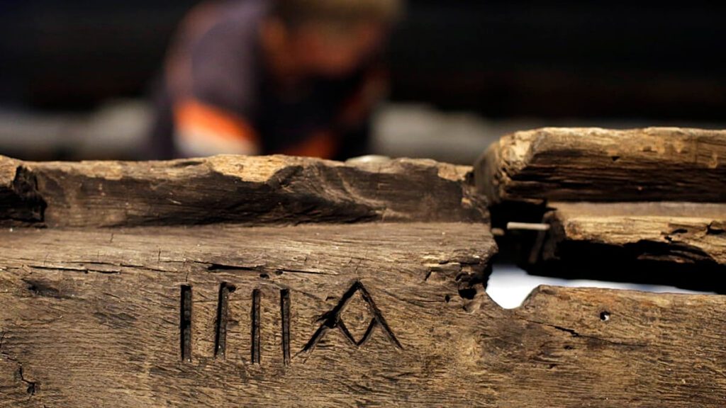 مصر.. علماء يعثرون على أول سفينة رومانية معدة للنزهة والاحتفالات تحت الماء